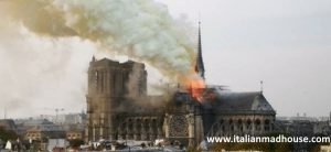 notre1 Brucia Notre-Dame di Parigi! Crollati tetto e guglia