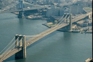 Il Ponte di Brooklyn oltre ad essere uno dei più famosi è il primo Il Ponte di Brooklyn